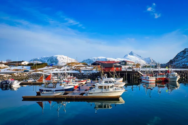 Barcos de pesca e iates no cais na Noruega — Fotografia de Stock