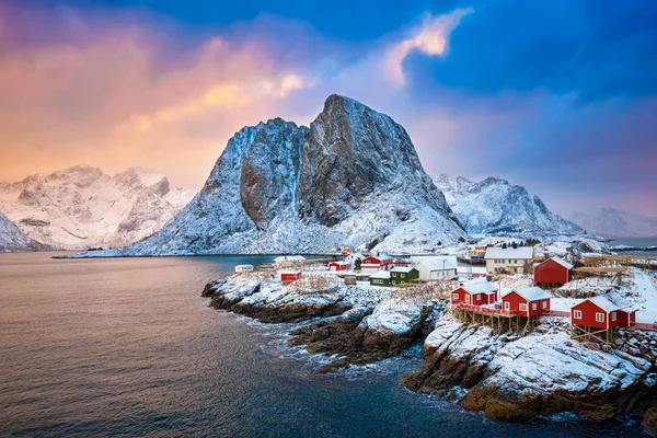 著名的旅游胜地 Hamnoy 渔村在敦群岛 挪威与红 Rorbu 的房子 在日出的冬天 雪花飘落 — 图库照片