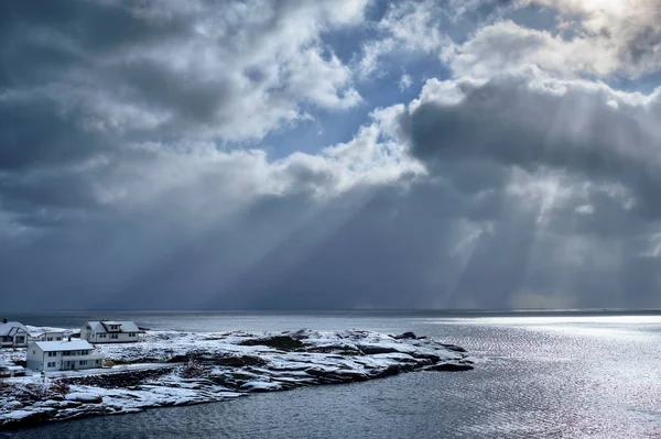 La mer norvégienne en hiver avec les rayons du soleil — Photo