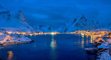 Reine Köyü gece. Lofoten Adaları, Norveç