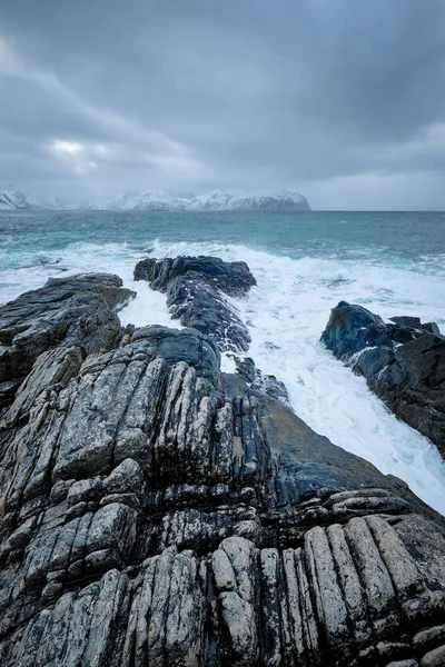 Vagues de la mer de Norvège sur la côte rocheuse des îles Lofoten, Norvège — Photo