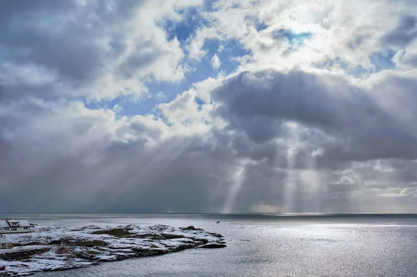 La mer norvégienne en hiver avec les rayons du soleil — Photo