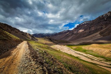 Himalayalar. Chandra Tal Gölü 4300 m uzay yolu üzerinde. Spiti, ona