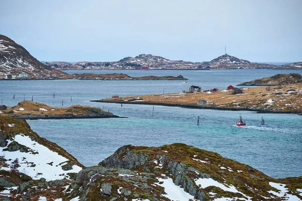 Buque de pesca en fiordo en Noruega — Foto de Stock