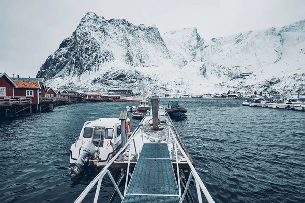 Molo s čluny Reine, Norsko — Stock fotografie