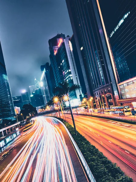 Gatutrafik i Hong Kong på natten — Stockfoto
