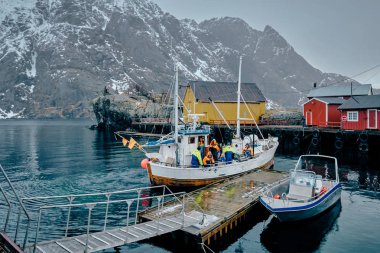 Balıkçılar ve balıkçı tekneleri rıhtımda Nusfjord balıkçı köyü, 
