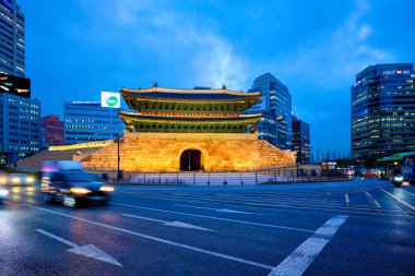 Namdaemun kapısı Sungnyemun şehir trafik, Seoul, Güney Kore
