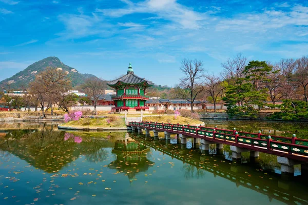 Pabellón Hyangwonjeong, Palacio Gyeongbokgung, Seúl, Corea del Sur — Foto de Stock