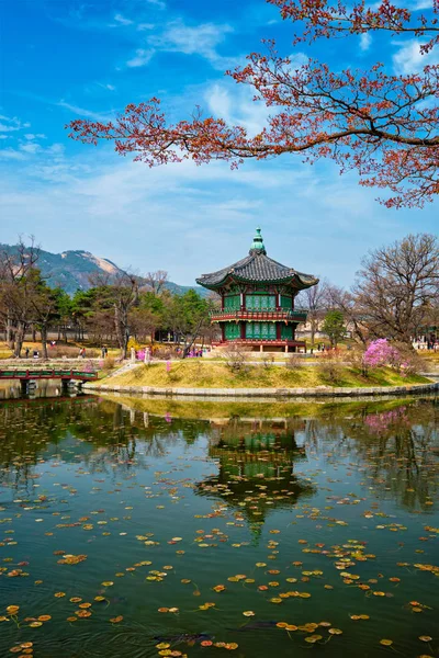 Pabellón Hyangwonjeong, Palacio Gyeongbokgung, Seúl, Corea del Sur — Foto de Stock