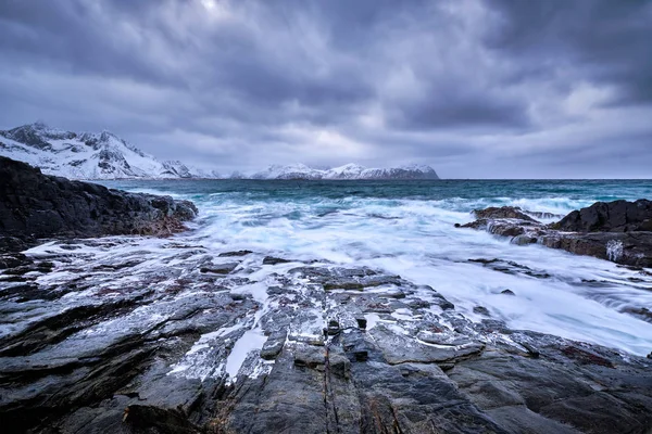 Fale Morza Norweskiego na skalistym wybrzeżu wysp Lofoten, Norwegia — Zdjęcie stockowe