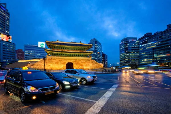 Namdaemun Gate Sungnyemun con tráfico urbano, Seúl, Corea del Sur —  Fotos de Stock