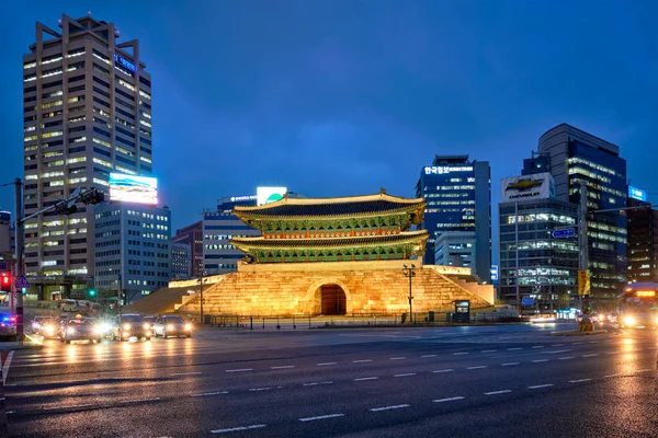 Namdaemun Gate Sungnyemun med stadstrafiken, Seoul, Sydkorea — Stockfoto