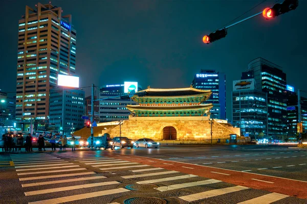 Namdaemun Gate Sungnyemun con tráfico urbano, Seúl, Corea del Sur — Foto de Stock