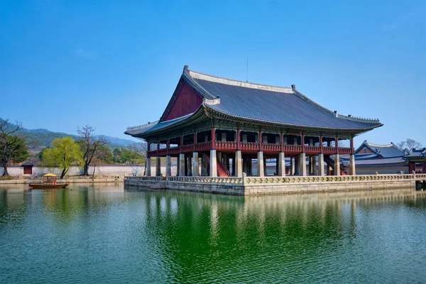 Gyeonghoeru Pavillion Royal Banquet Hall en Gyeongbokgung Palace, Seúl — Foto de Stock