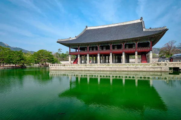 Gyeonghoeru Pavillion Royal Banquet Hall en Gyeongbokgung Palace, Seúl — Foto de Stock