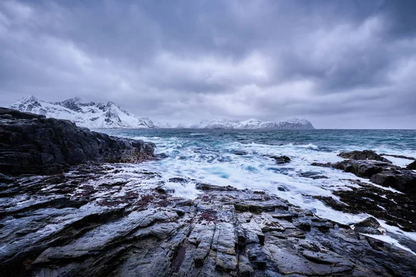 Fale Morza Norweskiego na skalistym wybrzeżu wysp Lofoten, Norwegia — Zdjęcie stockowe