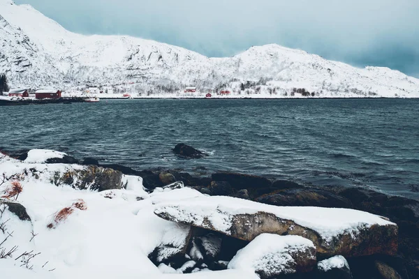 Norska fjorden med röda rorbu hus i Norge på vintern — Stockfoto