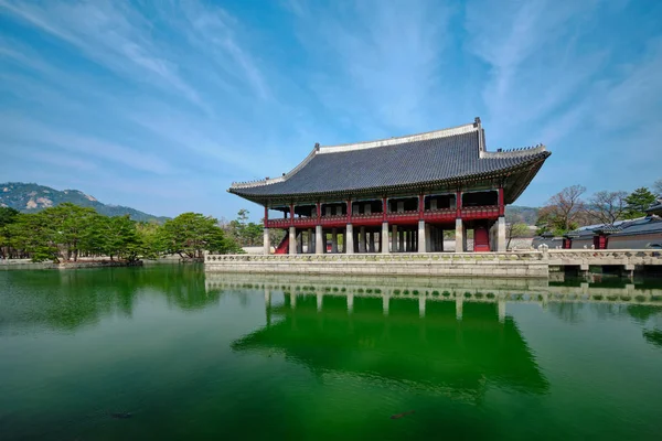 Gyeonghoeru Pavillion Royal Banquet Hall en Gyeongbokgung Palace, Seúl — Foto de Stock