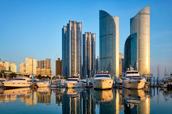 Busan marina com iates ao pôr do sol, Coréia do Sul — Fotografia de Stock