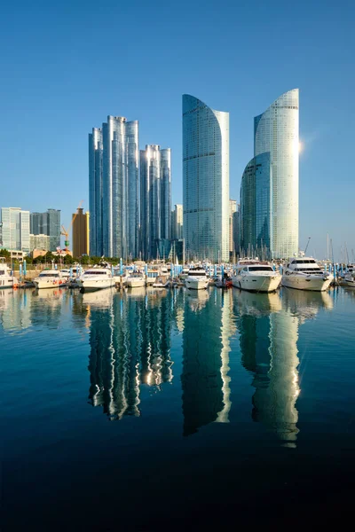 Busan jachthaven met jachten op zonsondergang, Zuid-Korea — Stockfoto