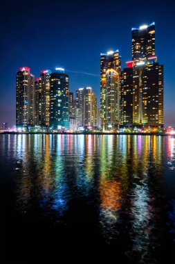 Busan Marina şehir gökdelenler illluminated gece