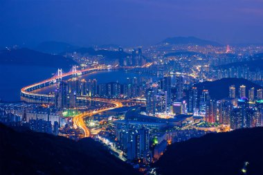 Geceleri Busan cityscape Gwangan Köprüsü