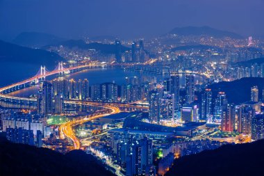 Geceleri Busan cityscape Gwangan Köprüsü