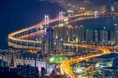 Geceleri Busan cityscape Gwangan Köprüsü