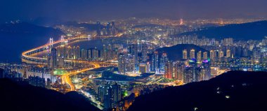Geceleri Busan cityscape Gwangan Köprüsü