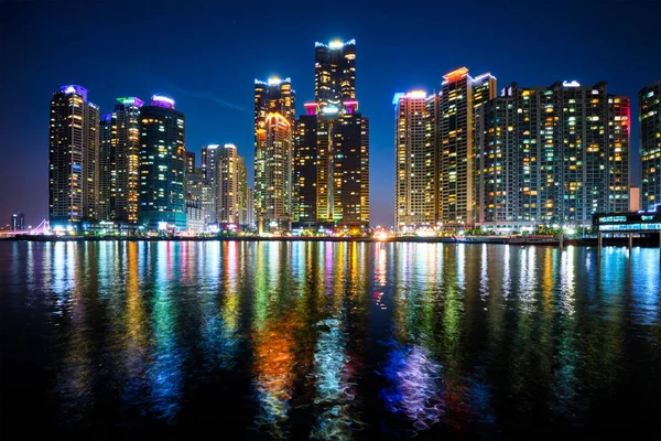 Arranha-céus da cidade de Busan Marina iluminados à noite — Fotografia de Stock