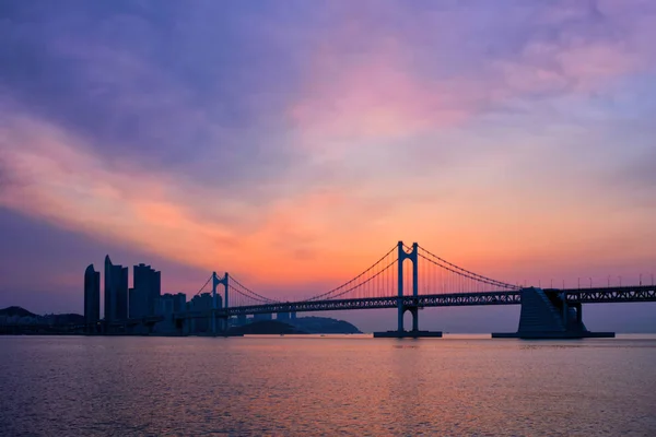 Gwangan most na východ slunce. Pusan, Jižní Korea — Stock fotografie