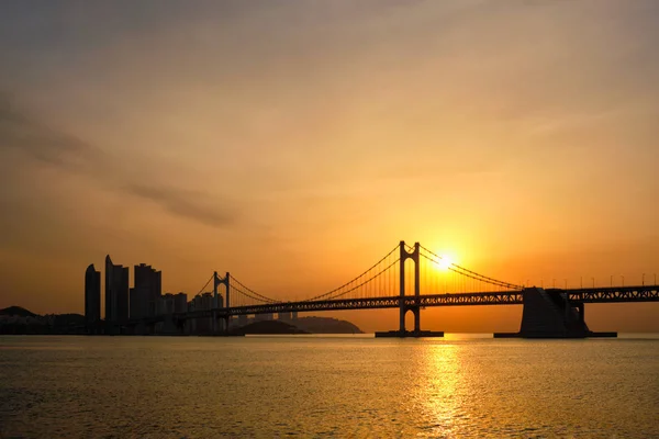 Gwangan-Brücke bei Sonnenaufgang. busan, Südkorea — Stockfoto