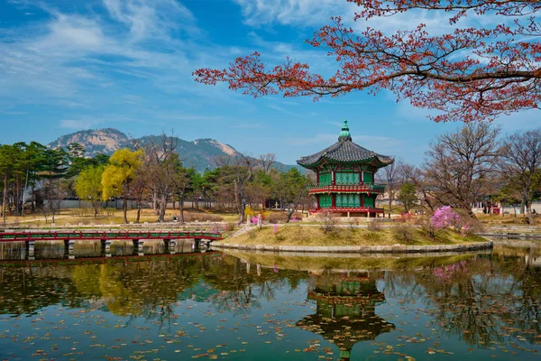 Pabellón Hyangwonjeong, Palacio Gyeongbokgung, Seúl, Corea del Sur — Foto de Stock