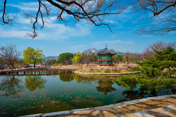 Hyangwonjeong pavilon, Gyeongbokgung palota, Szöul, Dél-Korea — Stock Fotó