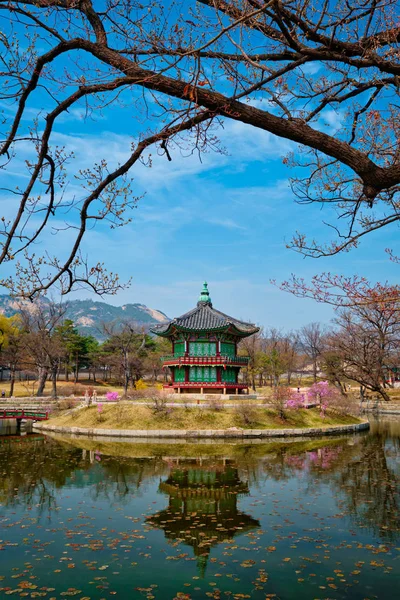 Hyangwonjeong pavillon, gyeongbokgung palast, seoul, Südkorea — Stockfoto