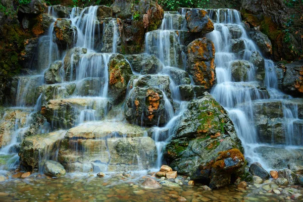 Невеликий водоспад каскадом — стокове фото