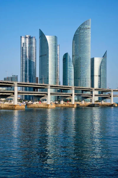 Rascacielos Busan y puente Gwangan, Corea del Sur — Foto de Stock