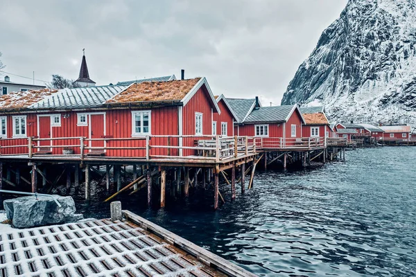 Traditionelle rote rorbu-Häuser in reine, Norwegen — Stockfoto