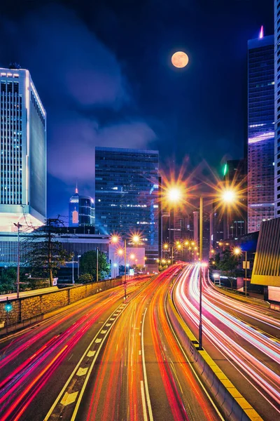 Straat traffic in Hong Kong's nachts — Stockfoto