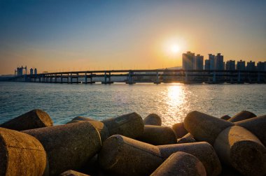Gwangan köprüde günbatımı. Busan, Güney Kore