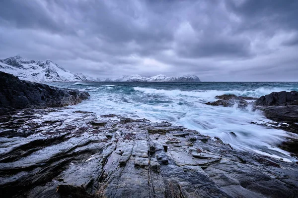 Noorse Zee golven op rotsachtige kust van de Lofoten eilanden, Noorwegen — Stockfoto