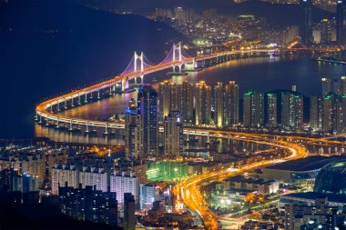 Geceleri Busan cityscape Gwangan Köprüsü