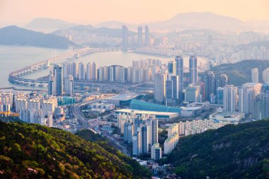 Sunset'teki Busan cityscape Gwangan köprüsü