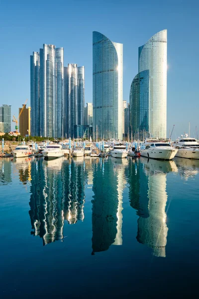 Busan marina com iates ao pôr do sol, Coréia do Sul — Fotografia de Stock