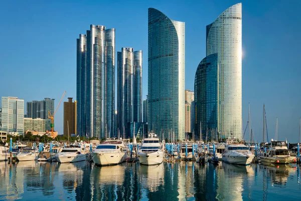 Busan marina com iates ao pôr do sol, Coréia do Sul — Fotografia de Stock