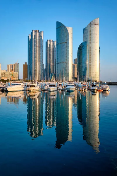 Busan marina com iates ao pôr do sol, Coréia do Sul — Fotografia de Stock