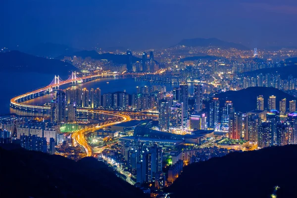 Busan cityscape Gwangan brug bij nacht — Stockfoto