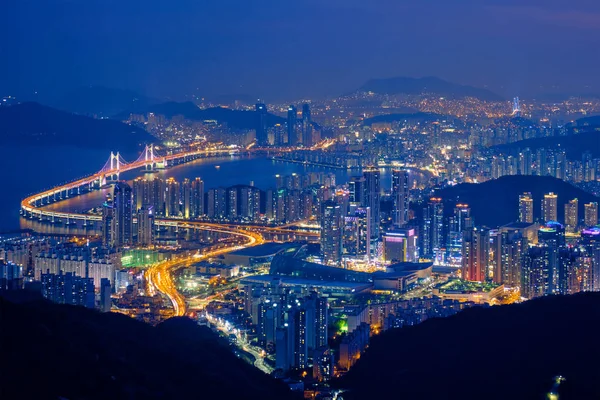 Busan stadsbilden Gwangan Bridge på natten — Stockfoto