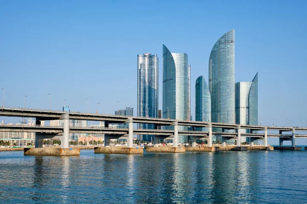 Busan wolkenkrabbers en Gwangan Bridge, Zuid-Korea — Stockfoto